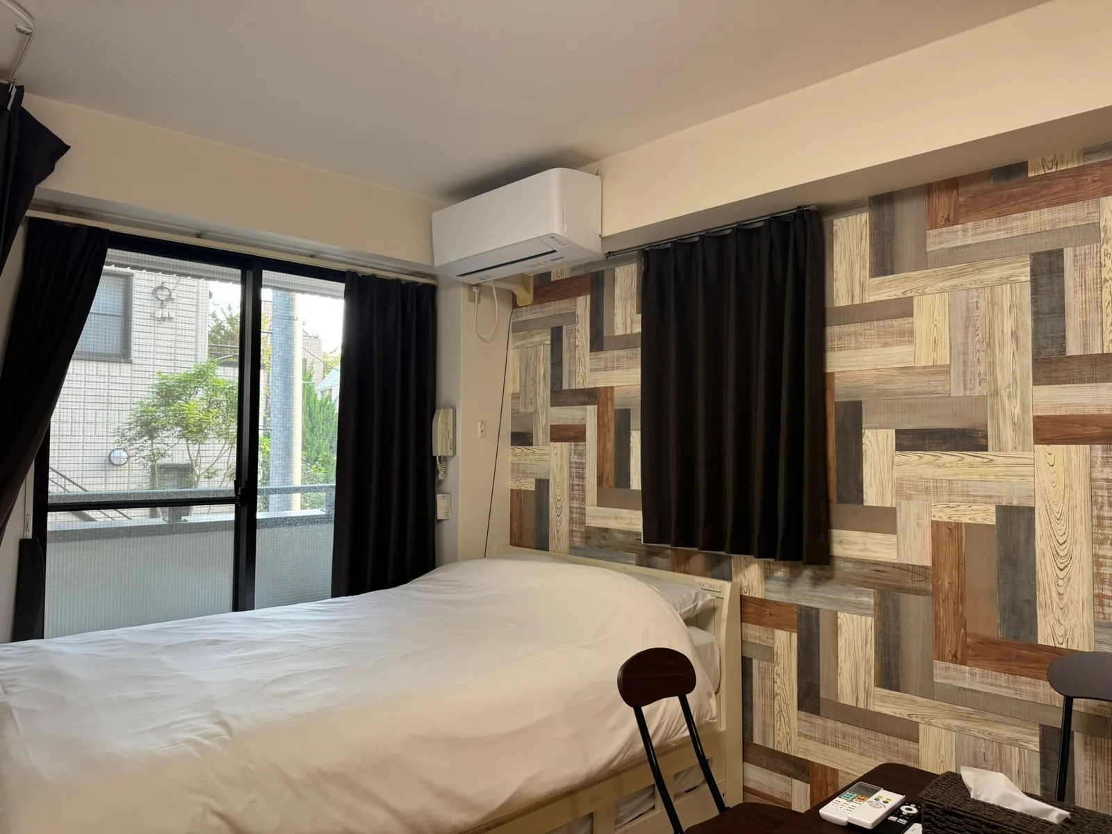 The bed and window